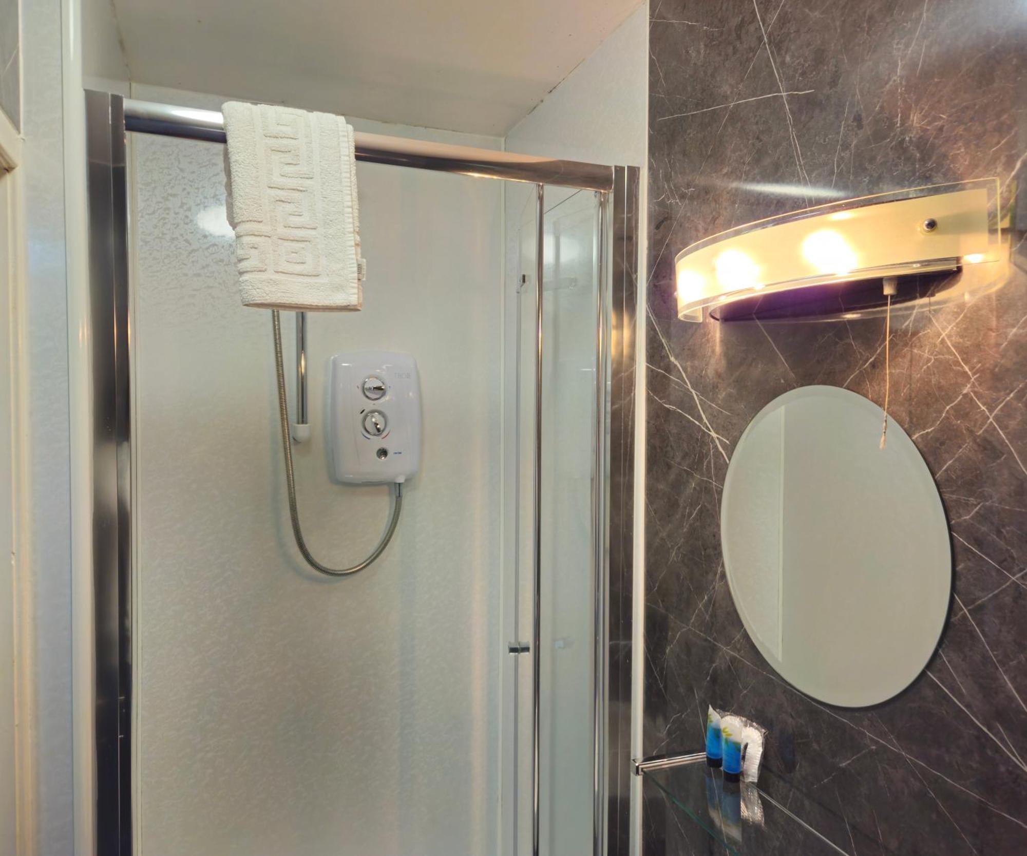 The County Hotel - Self Check-In, Ultra Fast Wi-Fi, Free Parking, Central Location Selkirk Exterior photo
